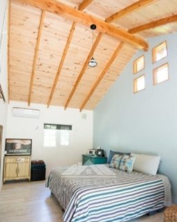 ✨ NUEVA EN ARRIENDO – PUCÓN
Encantadora y estilosa casa en parcela, rodeada de bosque nativo 🌿 y a solo 5 minutos del centro de Pucón.
🪵 80 m² construidos | Parcela de 5.000 m²
🛏️ 1 amplio dormitorio en suite con walking closet y baño con tina
🍳 Living - comedor y cocina en espacio integrado, con horno, encimera a gas, campana y despensa
🛁 Baño de visitas completo con ducha
❄️ Aire acondicionado (frío/calor) + ventanas termopanel
🚪 Bodega exterior + espacio para lavadora
🌳 Hermoso jardín formado
🚫 Sin muebles
💡 Incluye: agua y cortinas roller.
🌐 Factibilidad Internet satelital (Starlink u otro)
💰 $680.000 mensual
📅 Disponible desde Julio 2025
📲 Agenda tu visita hoy o solicita el link con más info al +56 9 7559 8897