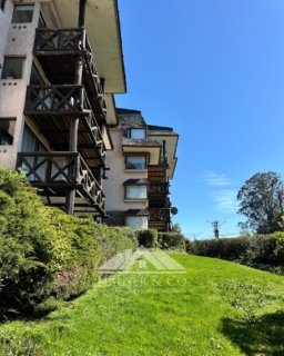 NUEVO DEPTO en ARRIENDO✨
𝐃𝐞𝐩𝐚𝐫𝐭𝐚𝐦𝐞𝐧𝐭𝐨 𝐋𝐚𝐠𝐨 𝐏𝐚𝐫𝐚𝐢́𝐬𝐨 
-Villarrica Centro-
A pasos de la costanera, con vista al lago y al volcán.
Un departamento práctico, cómodo y bien ubicado, perfecto para vivir todo el año. Cercano a supermercados, comercios y hospital.
▶️ 3 dormitorios | 2 baños | Living con balcón y vista panorámica | Cocina americana equipada | Estacionamiento | Piscina y quincho | Internet fibra óptica
📆 Disponible desde noviembre 2025
VALOR $630.000/ Mes con gastos comunes incluidos
👉 Escríbenos para agendar tu visita +56975598897