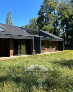 🌿 Casa en VENTA Villarrica | Moderna, cálida y rodeada de naturaleza 🌿
Excelente oportunidad de inversión en el sur de Chile. Esta espectacular casa de 1 planta, ubicada a solo minutos de Villarrica, combina diseño contemporáneo, confort térmico de alto nivel y un entorno único de bosque nativo 🌳
✨ Valor Venta: UF 8.000
Ubicada en Condominio Parque Casa Campo, con acceso pavimentado y excelente conectividad (Ruta Villarrica–Loncoche Km 12,5), a solo minutos del Colegio Oxford.
🏡 Características principales:
• 180 m² construidos en parcela de 5.000 m²
• Casa nueva con altos estándares de aislación y eficiencia térmica
• Orientación nororiente, ideal para luz natural todo el año
• Living-comedor integrado con salida a terraza y zona de parrilla
• Cocina equipada + logia interior
• 3 dormitorios + sala de estar
• Dormitorio principal en suite con walking closet
• Terraza y garage techado para 2 autos
🔥 Confort para todo el año:
• Calefacción central a gas con radiadores
• Ventanas termopanel PVC
• Excelente hermeticidad y aislación
🌲 Entorno y plusvalía:
• Condominio con acceso controlado
• Electricidad subterránea + agua de pozo
• Factibilidad de fibra óptica
• Gastos comunes aprox. $50.000
✔️ Recepción municipal al día
✔️ Ideal Inversionista / Traspaso Arriendo Actual
Una propiedad pensada para quienes buscan INVERTIR en un entorno que otorgue calidad de vida, tranquilidad y conexión con la naturaleza sin alejarse de la ciudad.
📩 Escríbenos por DM para agendar visita o más información vía wsp +56975598897
.
.
#CasaEnVentaVillarrica #CasaEnArriendoVillarrica #PropiedadesVillarrica #SurDeChile #VivirEnElSur InversiónInmobiliariaChile CasaModerna VillarricaChile ParcelasChile BienesRaícesChile CasaEnParcela VidaEnLaNaturaleza Sur39