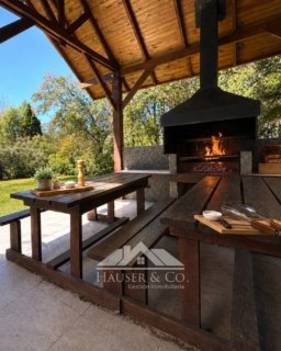 Este 2027, La Puntilla de Villarrica te espera. ☀️🌿
Una casa pensada para esas vacaciones en familia que después se convierten en los mejores recuerdos del verano.
🌟 𝐏𝐚𝐫𝐚 𝐜𝐨𝐧𝐬𝐮𝐥𝐭𝐚𝐫 𝐝𝐢𝐬𝐩𝐨𝐧𝐢𝐛𝐢𝐥𝐢𝐝𝐚𝐝 𝐲 𝐫𝐞𝐬𝐞𝐫𝐯𝐚𝐫 𝐜𝐨𝐧𝐭𝐚𝐜𝐭𝐚 𝐚𝐥 +𝟓𝟔𝟗𝟕𝟓𝟓𝟗𝟖𝟖𝟗𝟕 𝐨 𝐝𝐞𝐣𝐚 𝐮𝐧 𝐜𝐨𝐦𝐞𝐧𝐭𝐚𝐫𝐢𝐨 𝐲 𝐭𝐞 𝐞𝐧𝐯𝐢𝐚𝐫𝐞𝐦𝐨𝐬 𝐮𝐧 𝐃𝐌 𝐜𝐨𝐧 𝐭𝐨𝐝𝐚 𝐥𝐚 𝐢𝐧𝐟𝐨𝐫𝐦𝐚𝐜𝐢ó𝐧.
CASA EN ARRIENDO DE TEMPORADA | LA PUNTILLA DE VILLARRICA
🏡 Condominio La Puntilla – Villarrica
🧑🧑🧒🧒 Habilitada para 10 Personas
Disponible durante ENERO 2027.
Una casa amplia, cómoda y acogedora, especialmente pensada para familias con niños y adolescentes que quieran disfrutar el verano en uno de los condominios más completos y tradicionales del Lago Villarrica.
✅ Amplios espacios familiares | Dormitorio principal en suite | Dormitorios para niños y adolescentes | Living comedor con combustión lenta | Cocina independiente | Estar en segundo piso con Smart TV | Balcón | Aire acondicionado
🌿 𝐋𝐚 𝐏𝐮𝐧𝐭𝐢𝐥𝐥𝐚: Más de 50 hectáreas de bosque nativo | Más de 1 km de playa y orilla de Lago Villarrica | Piscinas | Canchas deportivas | Senderos | Juegos infantiles | Club House | Restaurante en temporada | Bajada para embarcaciones | Seguridad 24/7 y acceso controlado
Aquí los días de verano pueden comenzar en el lago, seguir entre piscina, deporte y naturaleza, y terminar todos juntos disfrutando la casa. Un lugar donde grandes y chicos encuentran su propio espacio.
✨ 𝐄𝐧𝐞𝐫𝐨 𝟐𝟎𝟐𝟕 𝐞𝐧 𝐋𝐚 𝐏𝐮𝐧𝐭𝐢𝐥𝐥𝐚. 𝐓𝐮𝐬 𝐩𝐫ó𝐱𝐢𝐦𝐚𝐬 𝐯𝐚𝐜𝐚𝐜𝐢𝐨𝐧𝐞𝐬 𝐩𝐮𝐞𝐝𝐞𝐧 𝐞𝐦𝐩𝐞𝐳𝐚𝐫 𝐚𝐪𝐮í.
📸 Photo: @hauserandco
.
.
#villarrica #lapuntilla #lagovillarrica #arriendotemporada #arriendovacacional verano2027 vacacionesenchile vacacionesenfamilia villarrica2027 araucania surdechile casavacacional arriendovillarrica propiedadesvillarrica hauserco