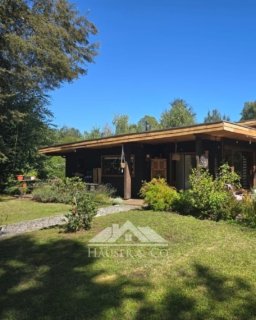 OPORTUNIDAD Casa en parcela en venta en Villarrica | UF 6.100

𝐂𝐚𝐬𝐚 𝐋𝐨𝐢𝐜𝐚 𝐅𝐥𝐨𝐫 𝐝𝐞 𝐂𝐨𝐧𝐪𝐮𝐢𝐥 𝐕𝐢𝐥𝐥𝐚𝐫𝐫𝐢𝐜𝐚

Difícil encontrar hoy una propiedad con esta ubicación, metraje y entorno a este precio.

📍 Segunda Faja, a minutos del centro, Colegio Alemán y Hospital
▫️ 140 m² construidos
▫️ Parcela de 5.000 m²
▫️ 3 dormitorios + sala de estar
▫️ Energía solar + pozo de agua
▫️ Entorno natural y residencial

Una excelente OPORTUNIDAD para vivir o invertir en el sur, con conectividad, tranquilidad y alto potencial de valorización.

📩 Escríbenos DM o llámanos +56975598897 y agenda tu visita.